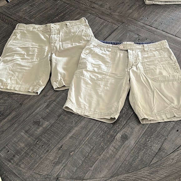 2 PAIRS OF FLAT FRONT KHAKI SHORTS SIZE 35. TORI RICHARD & TRANSCRIPT - Picture 1 of 3